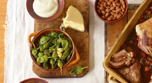 Leckere Tapas-Rezepte: Gebratene grüne Paprika, cremiger Dip, Mandeln, Käse und ein deftiger Braten.