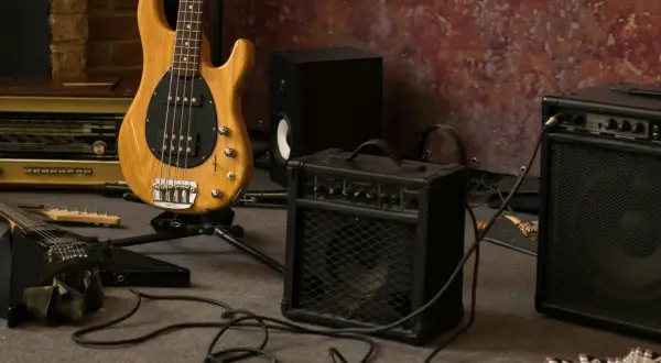 Ein Bass, Gitarren und ein kleiner blues amp stehen bereit für den nächsten Gig.