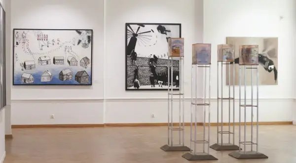 Wystawa sztuki nowoczesnej: obrazy i instalacje w galerii.