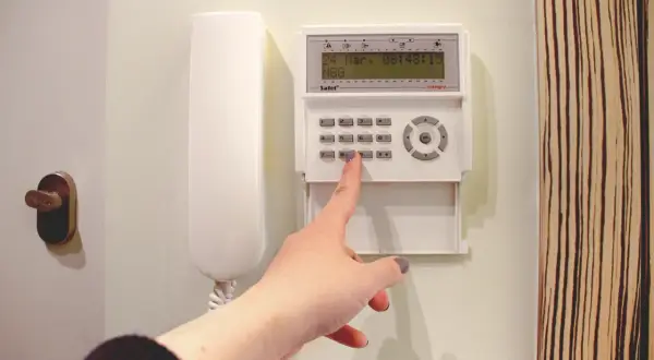 Jak założyć alarm w domu i uniknąć kosztownych włamań