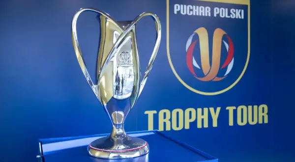 Błyszczący puchar Polski, symbol zwycięstwa, prezentowany podczas Trophy Tour.
