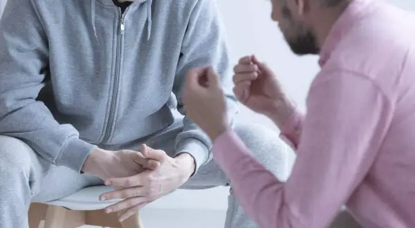 Bliski uzależniony? Jak pomóc i nie stracić siebie poradnik