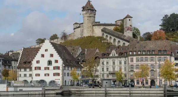 Historische Gebäude am Rhein, gekrönt von einer imposanten Festung. Entdecken Sie hier wahre Geheimtipps am Rhein!