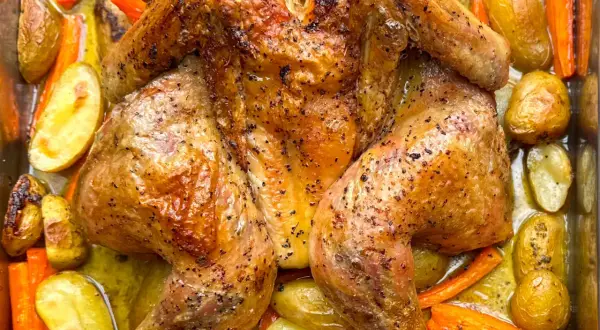 Brathähnchen mit Kartoffeln und Karotten, eine köstliche Mahlzeit, die sich gut für Rezepte mit Mais eignet.