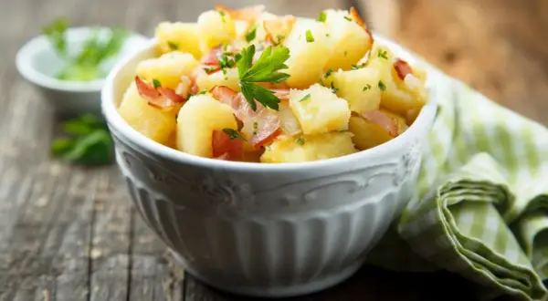 Leckerer Kartoffelsalat mit Speck und Petersilie, ein einfaches Kartoffelsalat Rezept für jeden Anlass.
