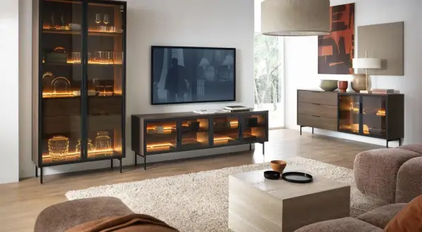 Moderne wohnzimmer beleuchtung ideen: Vitrine und Sideboard mit integrierter LED-Beleuchtung schaffen eine warme Atmosphäre.