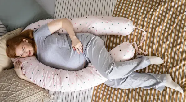 Poduszka ciążowa od kiedy? Sprawdź, kiedy naprawdę jest potrzebna