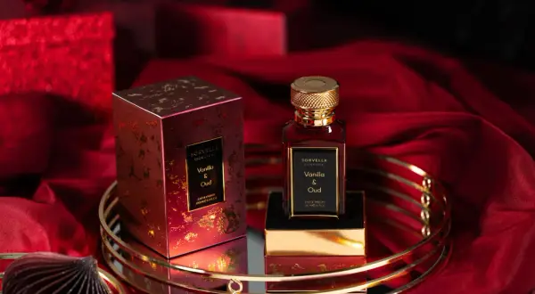 Eleganckie perfumy Sorvella Vanilla & Oud w czerwonym, złotym opakowaniu, otoczone luksusowym materiałem. Trwale perfumy, które podkreślą Twój styl.