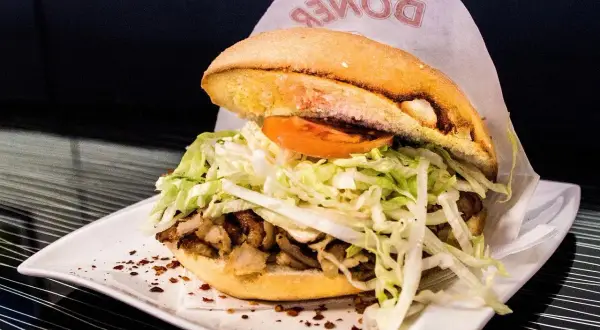 Ile kosztuje kebab w 2026? Ceny, porady i jak nie przepłacić?