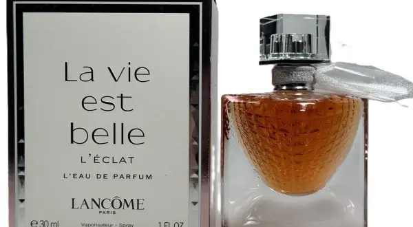 Elegancki flakon i pudełko perfum Lancôme La Vie Est Belle L'Éclat. Zapach, który rozświetla życie.