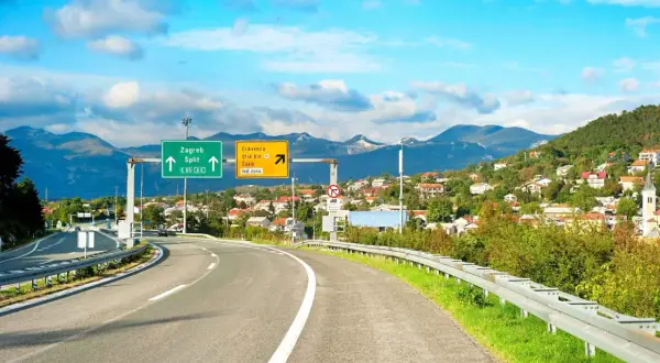 Droga do Chorwacji: znaki wskazują Zagrzeb i Split. Zastanawiasz się, ile godzin jedzie się do Chorwacji?