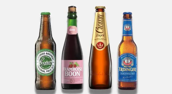 Cztery butelki piwa: Coopers Original Pale Ale, Framboise Boon, Crown Lager i Erdinger Alkoholfrei. Popularne piwo angielskie to tylko jedno z nich.