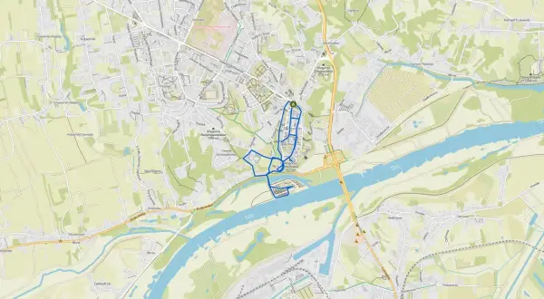 Mapa Sandomierza z zaznaczoną trasą spacerową po głównych atrakcjach miasta.