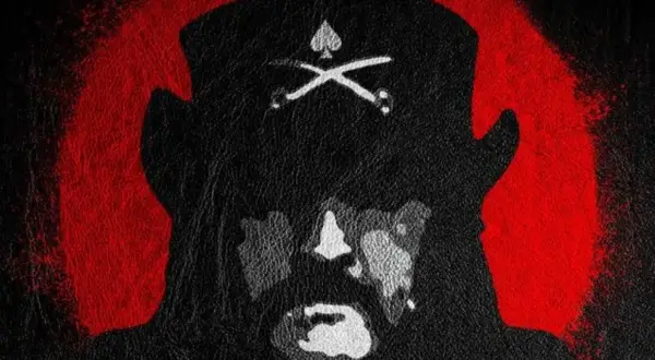 Ikoniczny Lemmy Kilmister w czarnym kapeluszu z symbolem pik i skrzyżowanych kości, otoczony czerwoną aurą.
