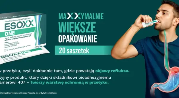 Mężczyzna przyjmuje saszetkę ESOXX ONE, która tworzy ochronną warstwę w przełyku, łagodząc objawy refluksu.