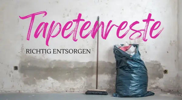 Tapetenreste richtig entsorgen: Ein Besen und ein voller Müllsack stehen vor einer abgetapeten Wand.