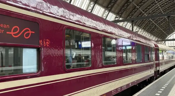 Der rote Nachtzug Berlin-Paris steht bereit. Ein gemütliches Abenteuer beginnt.