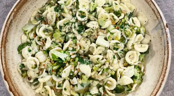 Orecchiette med broccoli och pinjenötter, ett enkelt och gott orecchiette recept.