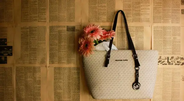 Elegancka torebka Michael Kors z kwiatami, idealna do sprawdzenia numeru seryjnego.