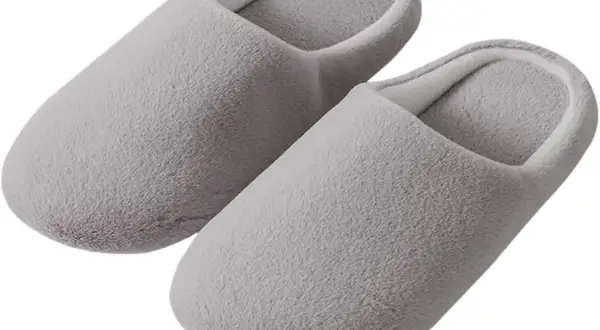 Coppia di morbide ciabatte grigie, perfette per camminare in casa senza fare rumore.