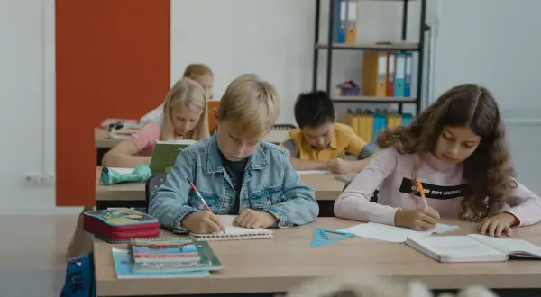 Fobia szkolna to nie lenistwo! Rozpoznaj lęk i pomóż dziecku