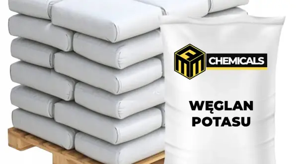 Stos białych worków z napisem "WĘGLAN POTASU" na drewnianej palecie.