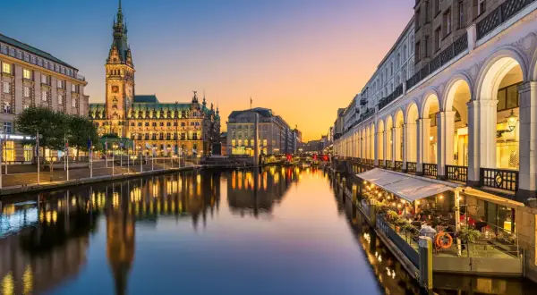 Hamburgs rådhus och kanaler i skymningen, en perfekt vy för din reseguide Hamburg.