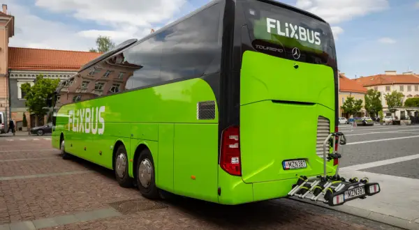 Zielony autokar Flixbus z napisem "FLIXBUS" gotowy do podróży. Sprawdź flixbus promocje na kolejną wycieczkę!