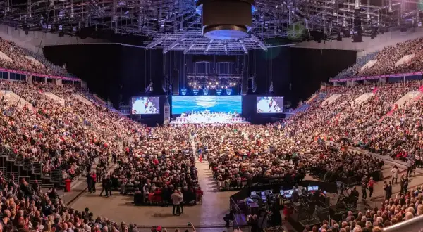 Tauron Arena Kraków pomieściła tłumy widzów na koncercie. Arena ma imponującą pojemność, zapewniając miejsca dla tysięcy fanów.