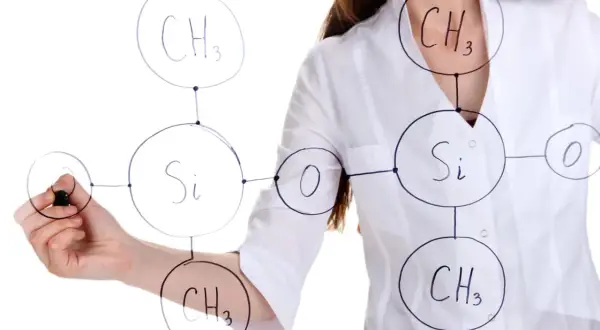 Rysunek schematu cząsteczki z atomami Si, O i grupami CH3. Czy to lzo co to?