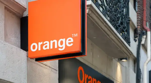 Pomoc w temacie jak wyłączyć pocztę głosową Orange. Widoczny szyld salonu Orange.