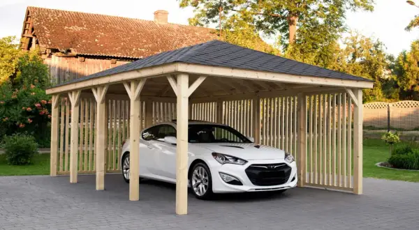 Nowy, drewniany domek na samochód, idealny do budowy wiaty garażowej w granicy działki. Biały Hyundai Genesis zaparkowany pod zadaszeniem.