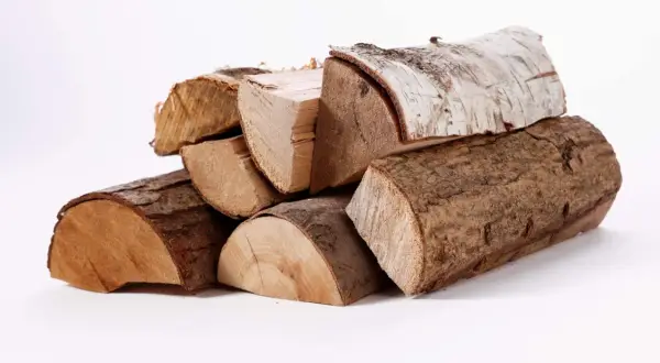 Un tas de **charbon de bois** empilé, prêt pour un feu de camp réconfortant.