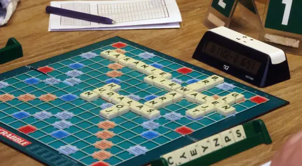 Dzień scrabble w toku! Litery układają się w słowa na planszy, a zegar odmierza czas.