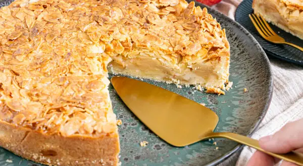 Ein goldbrauner Florentiner Apfelkuchen mit knuspriger Mandelkruste, bereit zum Servieren.