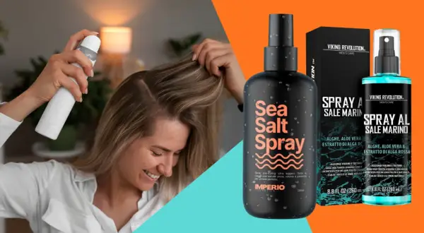 Donna sorridente applica spray al sale marino sui capelli. Non fa male, anzi, dona volume e texture per un look perfetto.