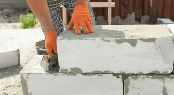 Jaką zaprawę do bloczków betonowych wybrać, by uniknąć błędów?