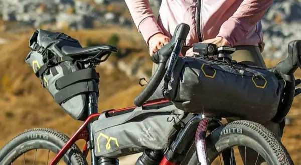 Bicicleta lista para explorar rutas bikepacking España, con alforjas y equipo de aventura.