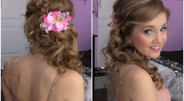Acconciatura laterale capelli medi con boccoli morbidi e un fiore rosa.