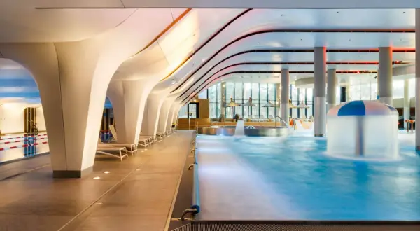 Nowoczesny basen z atrakcjami w Radisson Blu Resort Świnoujście. Sprawdź radisson blu resort świnoujście ceny i zarezerwuj pobyt.