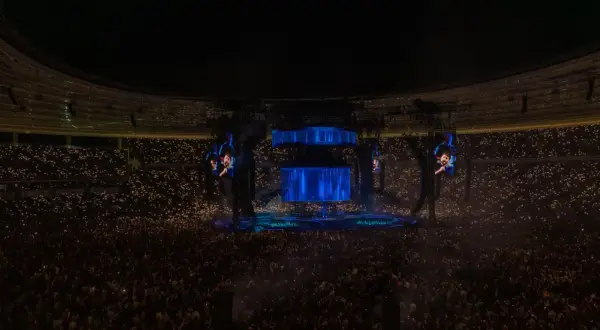 Ogromny tłum na stadionie, tysiące świateł w dłoniach, wielkie ekrany z artystą. To zapowiedź emocji z **Dawid Podsiadło koncerty 2026**!
