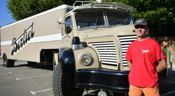 Un homme pose devant un camion Berthelot, un camion année 50 restauré avec soin.