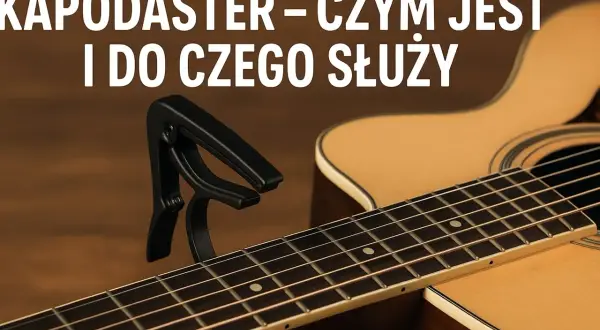 Czarny kapodaster na gryfie gitary akustycznej. Dowiedz się, kapodaster co to i jak ułatwia grę.