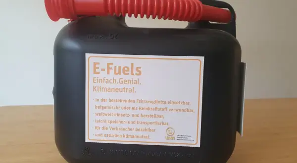 Schwarzer Kanister mit rotem Ausgießer und Aufkleber "E-Fuels".