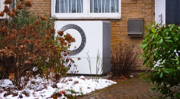 Un entretien régulier de votre pompe à chaleur air eau assure son bon fonctionnement, même sous la neige.
