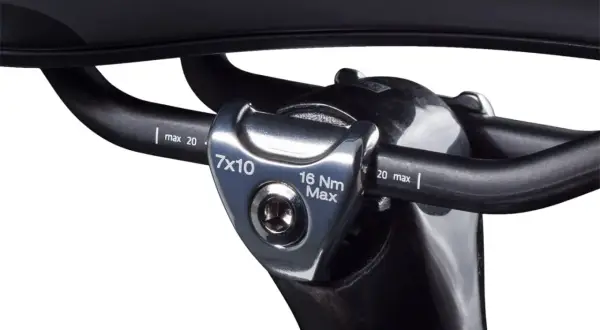 Detalle de la tija de sillín de bicicleta, con marcas de torque y medidas.