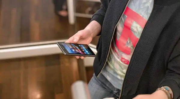 Osoba trzyma telefon Samsung, na ekranie widać ikony aplikacji. Może właśnie robi nagrywanie ekranu Samsung.