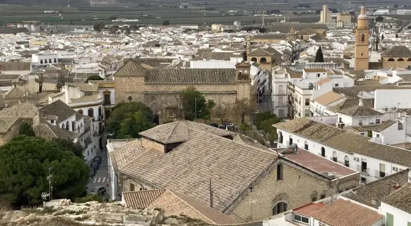 Vista panorámica de Aguadulce, con sus tejados de teja árabe y edificios blancos. Un lugar ideal para descubrir qué hacer en Aguadulce.