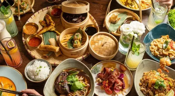 Azjatyckie przysmaki, w tym pierożki dim sum, sajgonki i aromatyczny ryż, tworzą ucztę godną najlepszej restauracji w Radomiu.