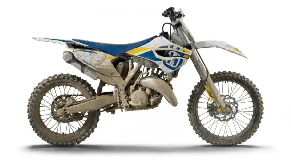 Błotnisty motocykl Husqvarna TC 125, gotowy do akcji. Zastanawiasz się, ile koni ma ten potwór?